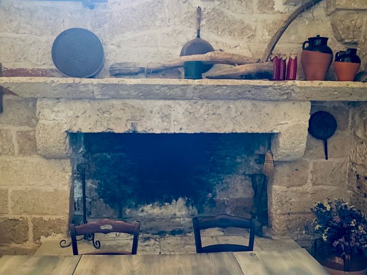 Il primo forno usato per cucinare all'interno delle Stanzie. Nell'agosto 1999, Donato Fersino, dopo quasi vent'anni di investimenti non sempre fortunati, decise di offire qualcosa ai turisti, piatti semplici e schietti. Il successo fu immediato e dura tutt'ora