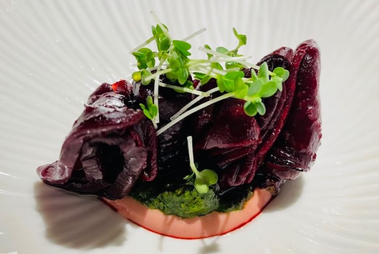 Bresaola di barbabietola, lavorata come una bresaola di rape marinate e disidratate, pesto di rucola, pesto di frutta secca, salsa di rape e frutti rossi
