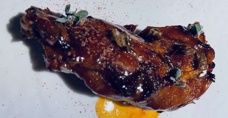 Spalla di coniglio arrosto alla marinara, fegatino e pane alla marinara
