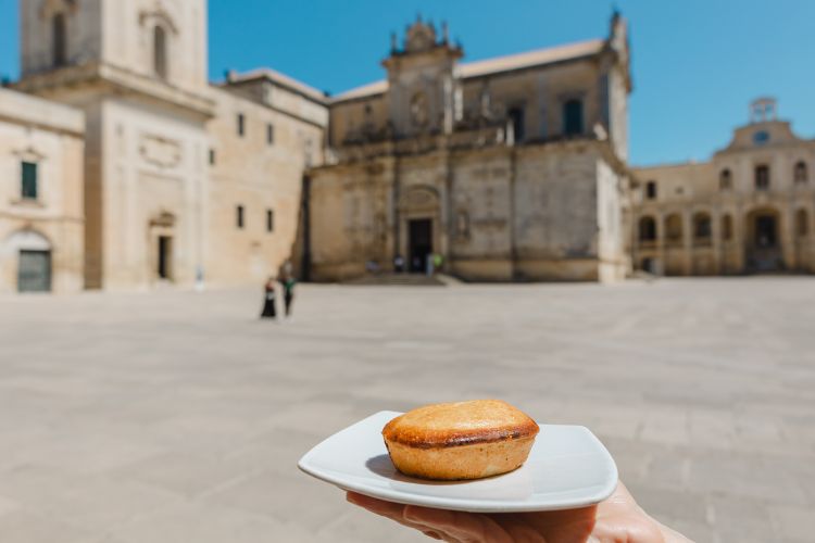 A Lecce in Piazza Duomo, il pasticciotto tipico si gusta da Syrbar
