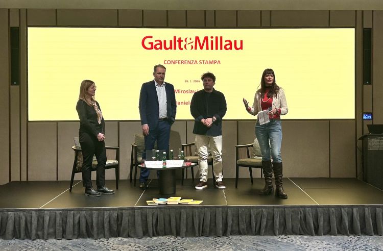 Al centro, Miroslav Lekeš e Daniele Scaglia, rispettivamente ceo e general manager di Gault&Millau Italia, durante la conferenza di presentazione del progetto, a Praga. Con loro, sulla destra, è Valentina Dirindin, che ne cura l'ufficio stampa