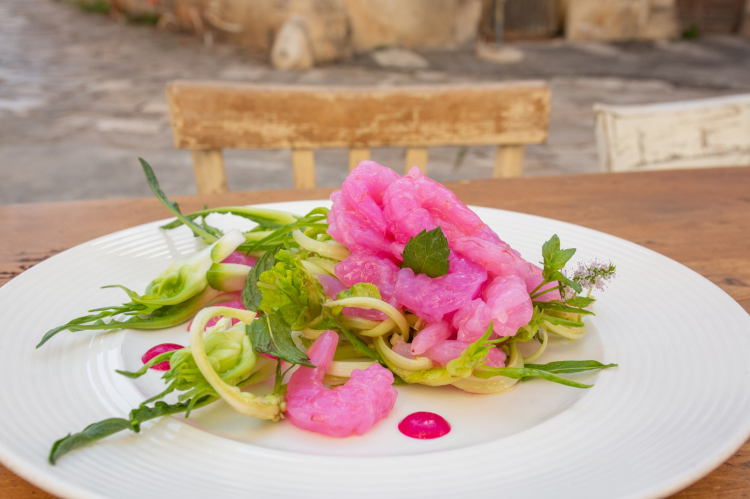 Gamberetti rosa puntarelle menta limone e opunzie, un piatto del Lemì (foto Daniele Met)
