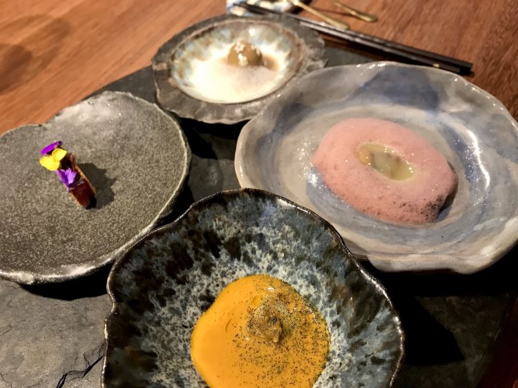 From the right, clockwise, Mussels, green coconut, foam of organic salt from Galerazamba; Dried prawns, Copey sea snails, coconut and azotea herbs; Alalunga tuna, hormiga culona, mañoco, cane honey and seaweeds; King crab
