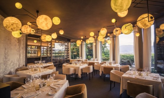La sala rinnovata del Leone Felice dell'Albereta di Erbusco (Brescia), chef Fabio Abbattista