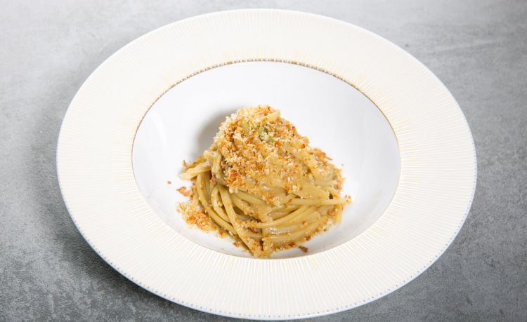 Spremuta di Sicilia: linguine Kamut Monograno Felicetti con acciuga, bottarga di tonno, cipollotto, finocchietto selvatico e pane tostato
