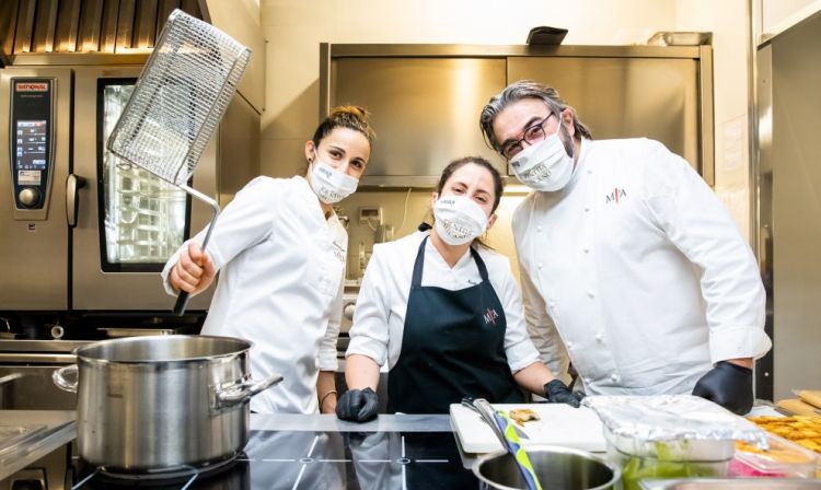 In cucina con Arianna Gatti, sous chef del Miramonti l'Altro (e miglior sous chef per la Guida Identità Golose 2020), e Martina Spera, sempre della squadra del ristorante di Concesio
