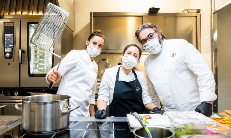 In cucina con Arianna Gatti, sous chef del Miramonti l'Altro (e miglior sous chef per la Guida Identità Golose 2020), e Martina Spera, sempre della squadra del ristorante di Concesio