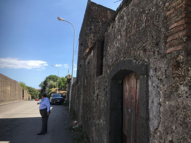 L'ex distilleria di Santa Venerina: sono in corso i lavori di recupero, sarà trasformata in museo