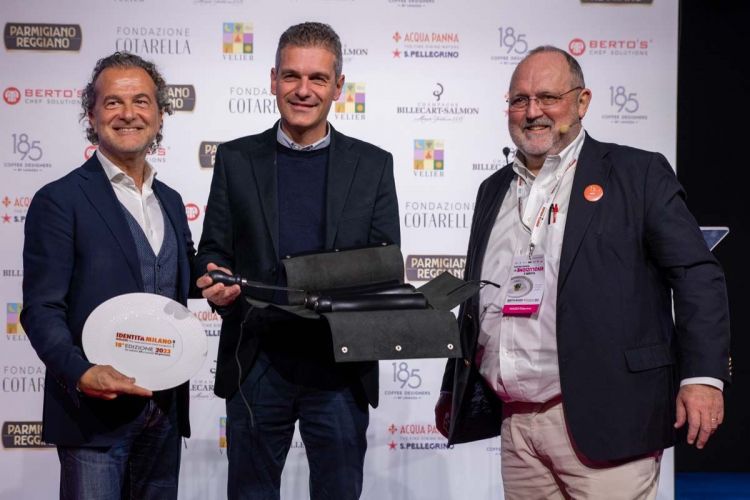 Paolo Marchi e Carlo Mangini, direttore Marketing Consorzio del Parmigiano Reggiano, mentre consegnano il premio Carrello dei Formaggi al maître Marco Amato, che rappresenta l'Imàgo dell'Hotel Hassler, con questa motivazione: Se c’è un momento del pasto che non è mai interamente italiano questo è il momento del formaggio. Bisogna dare merito a questo locale di aver eliminato ogni forma casearia straniera privilegiando le produzioni locali e nazionali nel suo carrello
