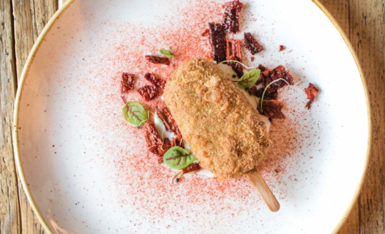 Magnum Lucano: stecco di patate e salsiccia di maiale nero lucano, fonduta di cacioricotta del Cilento e starici