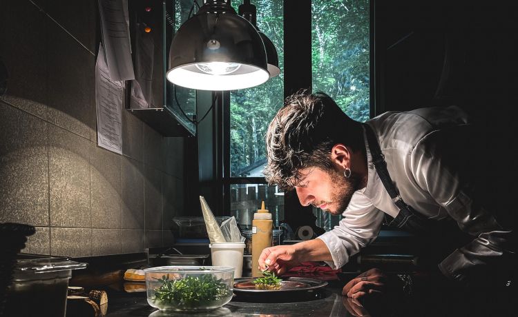 Libero Ratti al lavoro. È lo chef, originale e au