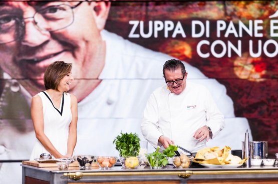 Lucio Pompili, chef a Cartoceto nelle Marche, ospite con la sua zuppa di pane di Lisa Casali nella trasmissione The Cooking Show su Rai3