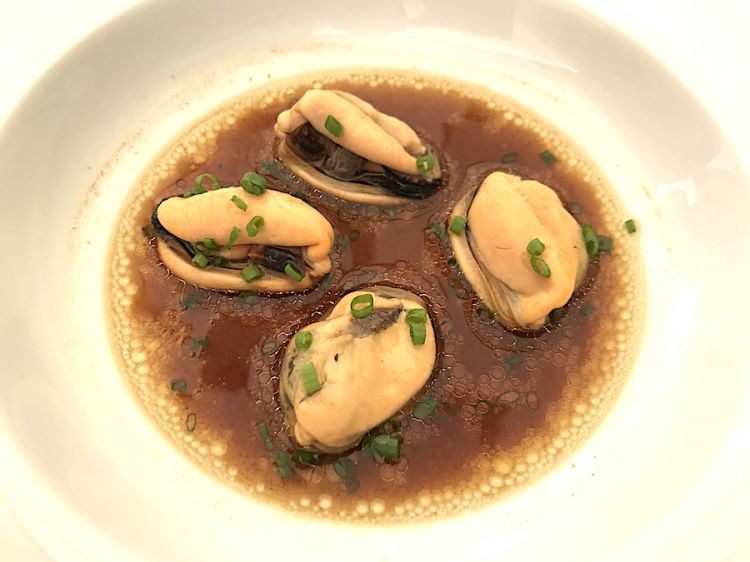 Brodo di funghi e cozze, chef Riccardo Camanini