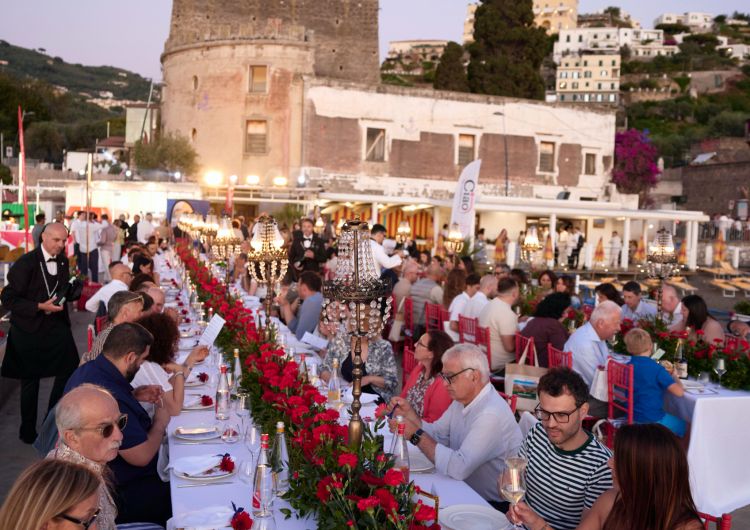 La splendida tavolata di Quella pizza a Vico, sera