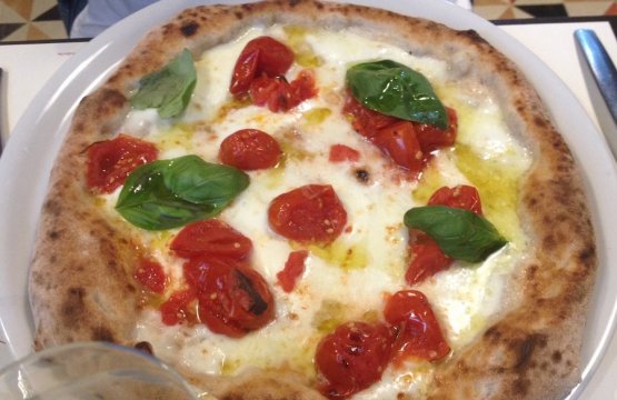Una evoluzione della classica pizza Margherita alla pizzeria Lievità in via Carlo Ravizza 11 a Milano, telefono +39.02.91328251. Lì la maggioranza delle pizze sono pensate per essere servite tagliate a spicchi, questa no, troppo condimento, così il boccone del prete al centro è salvo