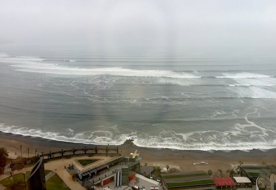 L'oceano Pacifico visto a Lima dalla vetrata d