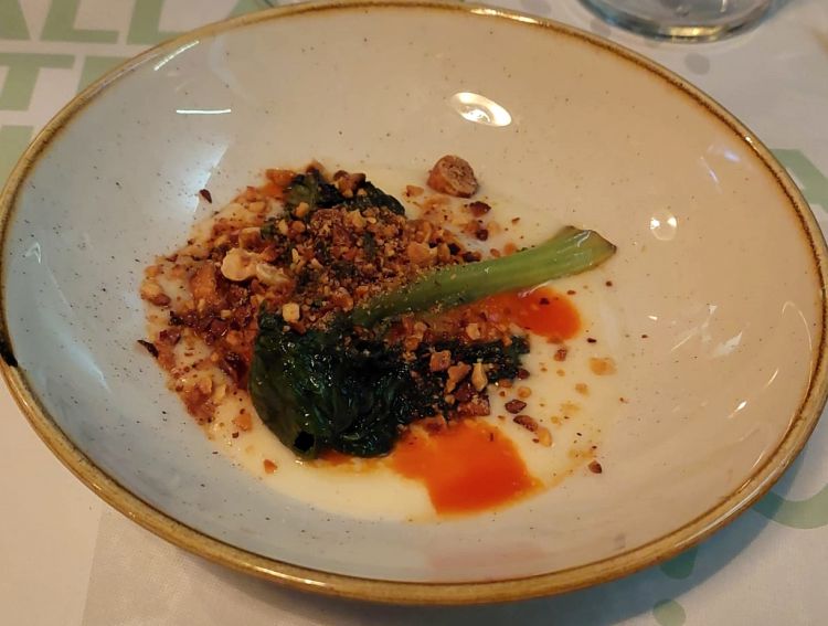 Uovo barzotto con crema di parmigiano e lattuga brasata