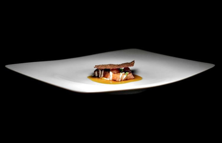 Lingua, rafano e cotognata: lingua di vitello in dolceforte (antica ricetta rinascimentale fiorentina, si glassa la lingua con aceto balsamico), alla base maionese al rafano, cotognata maison, infuso di sedano rapa ossidato, croccante di curry di montagna (verdure e spezie lavorate in cucina e poi recuperate)
