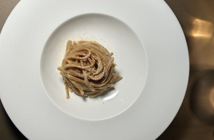 Linguine al burro, garum di agone e amchoor, di Davide Caranchini
