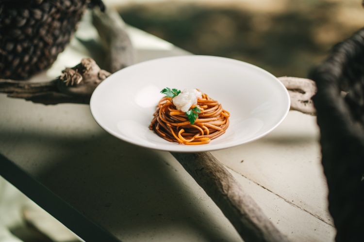 La linguina all'aglio nero, scampi e colatura di alici
