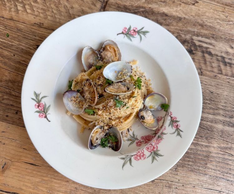 Linguine alle vongole e crumble di pane aromatizz