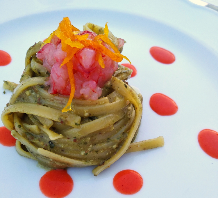 Il piatto di Geraci premiato dal pubblico: Linguine con pesto di capperi di Salina, tartare di gambero e zeste di arance semicandite
