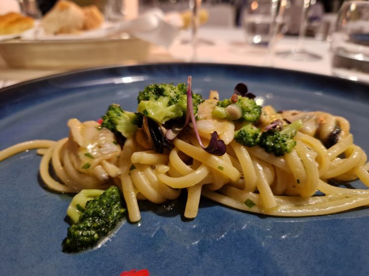 Linguine, cozze, vongole, brocoletti