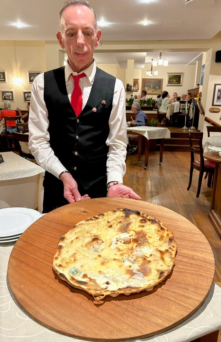 A Recco il ristorante Lino è una storia di famiglia partita subito dopo il conflitto bellico: qui la focaccia col formaggio è una scelta obbligata ed è servita rigorosamente con il bollino IGO