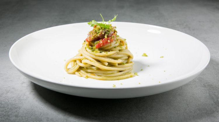 Spaghettone di Gragnano, salsa di olive verdi, alici in tortiera e crumble ai friarielli 
