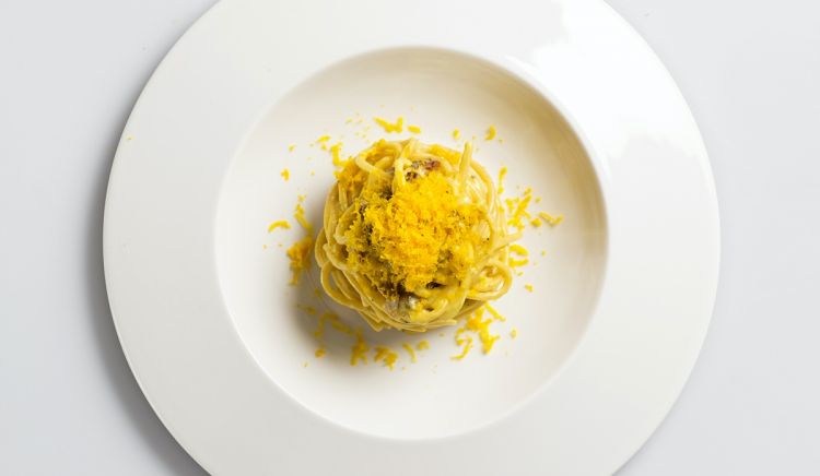 L'Insolita Carbonara: spaghetti con crema di pasticcera salata, guanciale croccante di cinta e bottarga di tuorlo d'uovo affumicato dry
