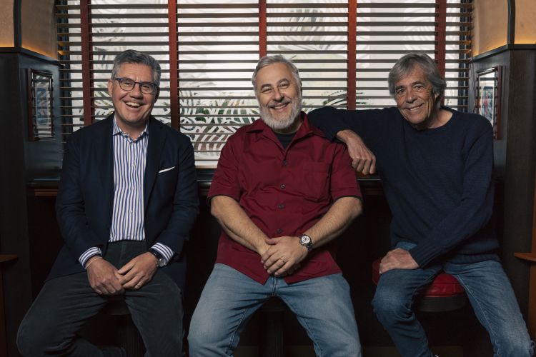 Paolo Dalla Mora — al centro, fondatore di Engine Gin — insieme a Bob Kunze-Concewitz, a sinistra, già ceo di Campari, e Luca Gargano patron di Velier: i tre soci han fondato Liquid Ventures, nuovo venture builder dedicato al beverage no&low alcol, cioè una struttura che non si limita a finanziare startup esistenti ma crea direttamente nuovi brand e nuove aziende, occupandosi di concept, posizionamento, sviluppo del prodotto, distribuzione e crescita internazionale