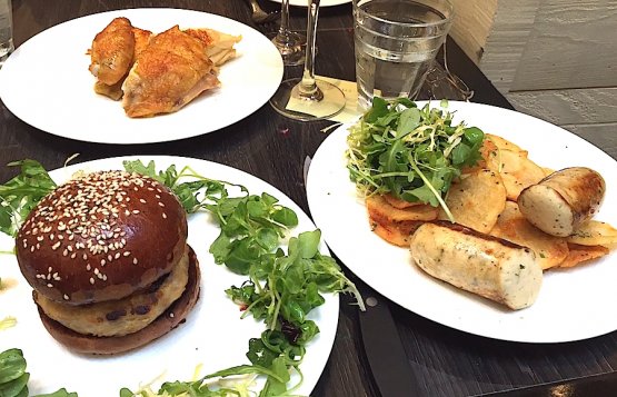 Un dettaglio a tutto pollo sabato 8 dicembre a pranzo, un brunch, al Le Coq Rico. Servizio attento, carta con tanti spunti a tutto pollo come il quarto, l'hamburger e la salsiccia. Tutto pollo