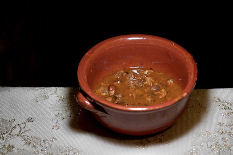 L&rsquo;oca di San Martino: goulash di cosce d&rsquo;oca, ricetta di sapore austroungarico, &laquo;&egrave; un piatto di mamma Annamaria, cuoca di famiglie nobili negli anni Settanta&raquo;. Qui &egrave; servito con crema e chips di topinambur in tecia
