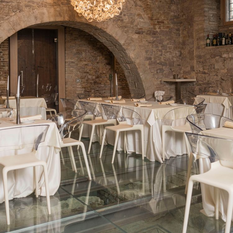 Alla Locanda del Cardinale si mangia sopra un'antica domus romana.
