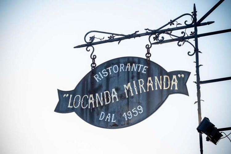 Il Miranda è una locanda storica, dal 1959. Sotto, una foto d'antan
