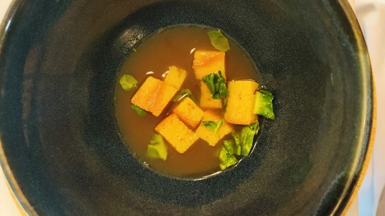 La Zuppa Imperiale con brodo di cavoli piccante
