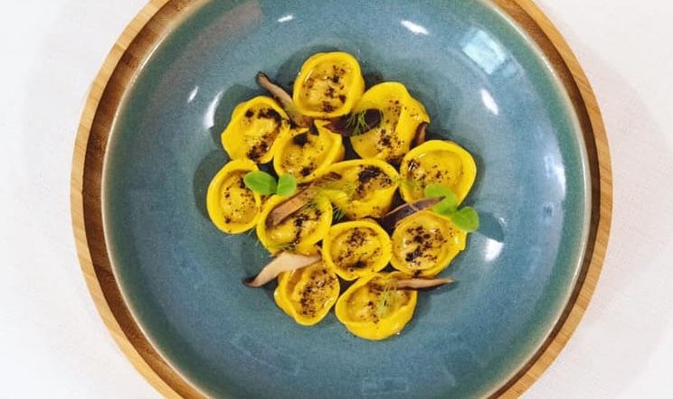 Ravioli di anatra alle cinque spezie, burro affumicato, funghi cardoncelli e caff&egrave; alla Locanda Pincelli
