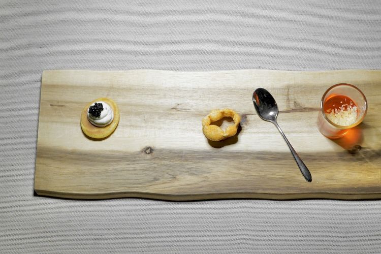 Appetizer: Blini di segale, erba cipollina, caviale di aringa affumicata; al centro il Pacchero al pomodoro; a destra lo Spritz in gelatina coi frizzy pazzy
