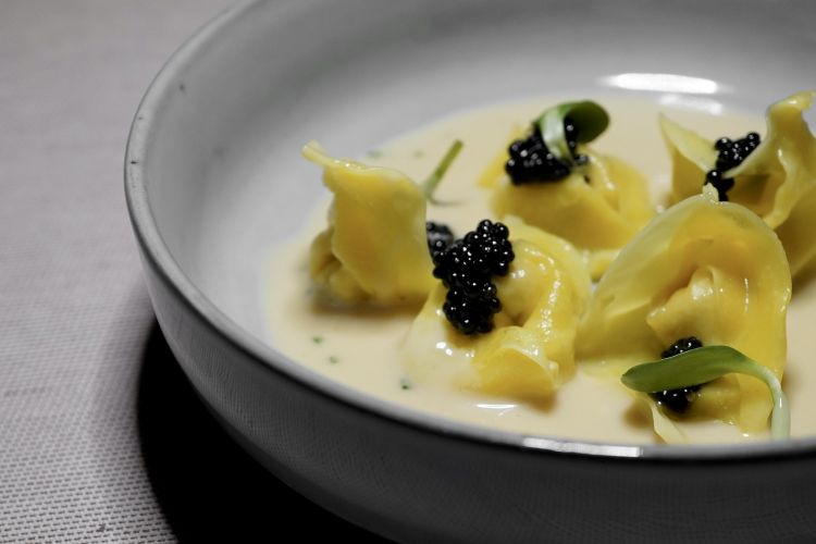 Cappelletti ripieni di storione e foie gras d'anatra, caviale Calvisius, fumetto al vino bianco, erba cipollina
