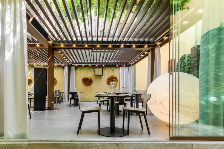 La cornice perfetta dei vostri pranzi al fresco e delle vostre cene, immersi in un'atmosfera deliziosa: il Giardino Segreto di Identità Golose Milano in Via Romagnosi 3, a Milano
