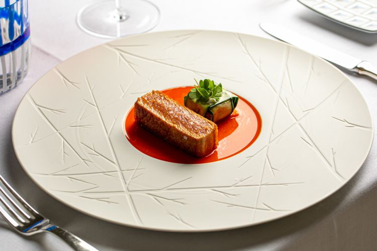 Ventresca di tonno con pomodoro piccante, cetriolo, lampone e yogurt di bufala, uno dei piatti che si possono gustare al ristorante L'Olivo