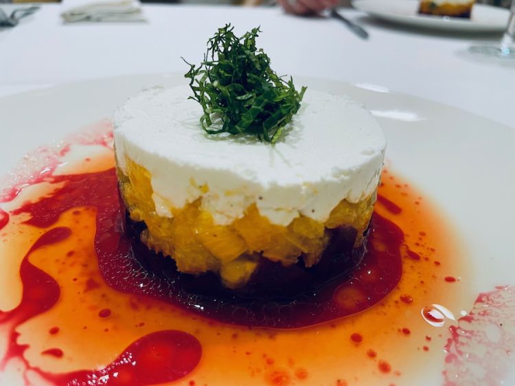 Insalata di barbabietola e arance con menta fresca e feta, anch’essa condita con evo e probiotici
