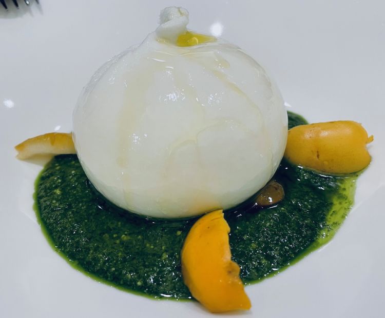 Arabic burrrata, burrata pugliese su letto di pesto di cavolo nero e dattero in doppia consistenza, frutto a crudo e spadellato con peperoncino
