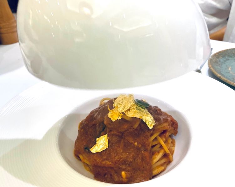 Spaghetto monograno Felicetti, salsa di pomodoro San Marzano e fibra di dattero con foglia d’oro
