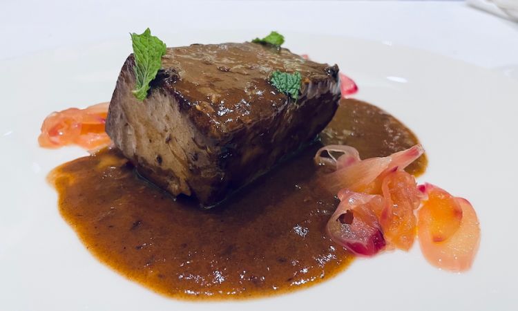 Filetto di tonno rosso con cipolla di Tropea in agrodolce e demi glace di vitello
