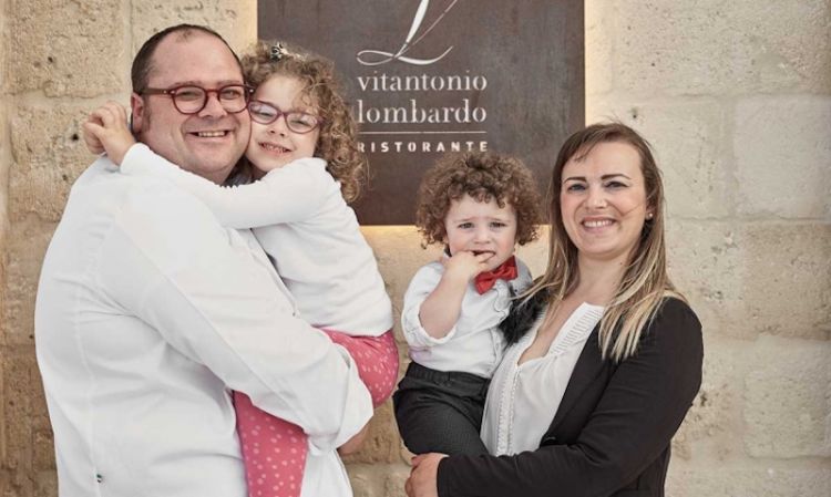 Vitantonio Lombardo con la sua famiglia, di fronte al suo ristorante a Matera
