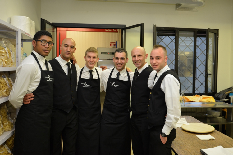 Lo staff misto del ristorante InGalera, contenuto