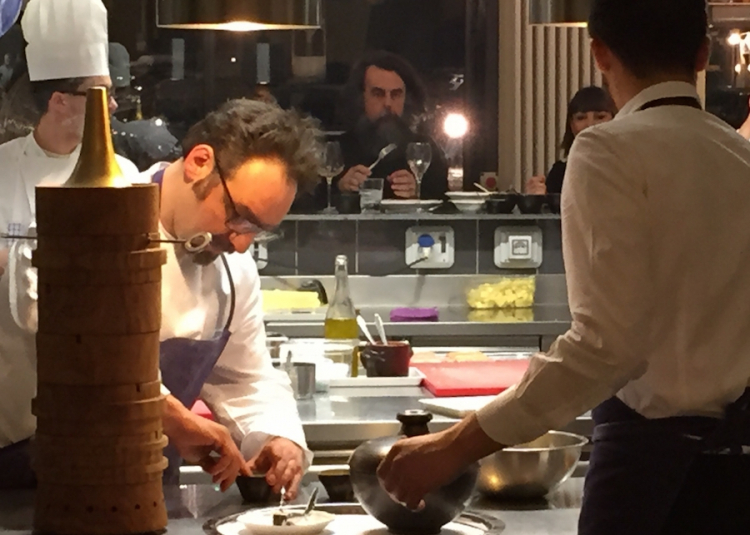 Paolo Lopriore al pass del suo ristorante
