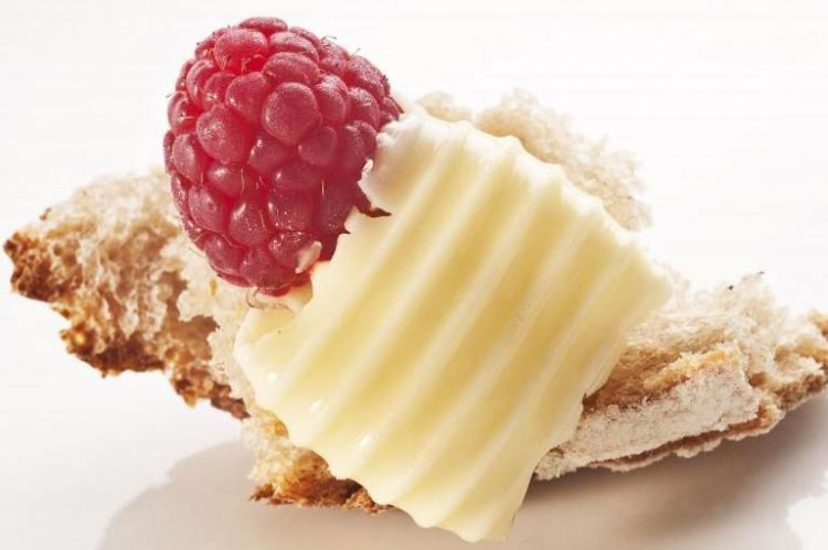 2012: Pane, burro salato & lampone di Paolo Lopriore

Un piatto profondamente "marchesiano" firmato dall'allievo prediletto del Maestro della cucina italiana. Lopriore, l'anno precedente, l'aveva presentato al pubblico di Identità Golose con queste parole: «Bisogna far capire cosa vuol dire mangiare “oggi” un pane appena sfornato! Scandendo le giornate all’albergo di Siena, ho voluto rendere partecipe il palato dei clienti di questa quotidianità panificatoria. Raggiungere i commensali con una fetta di pane, del burro salato e un semplicissimo lampone fresco, in qualsiasi momento della giornata, è pura arte della semplicità. Abbattiamo i riti per dare sostanza». Qui la ricetta

 
