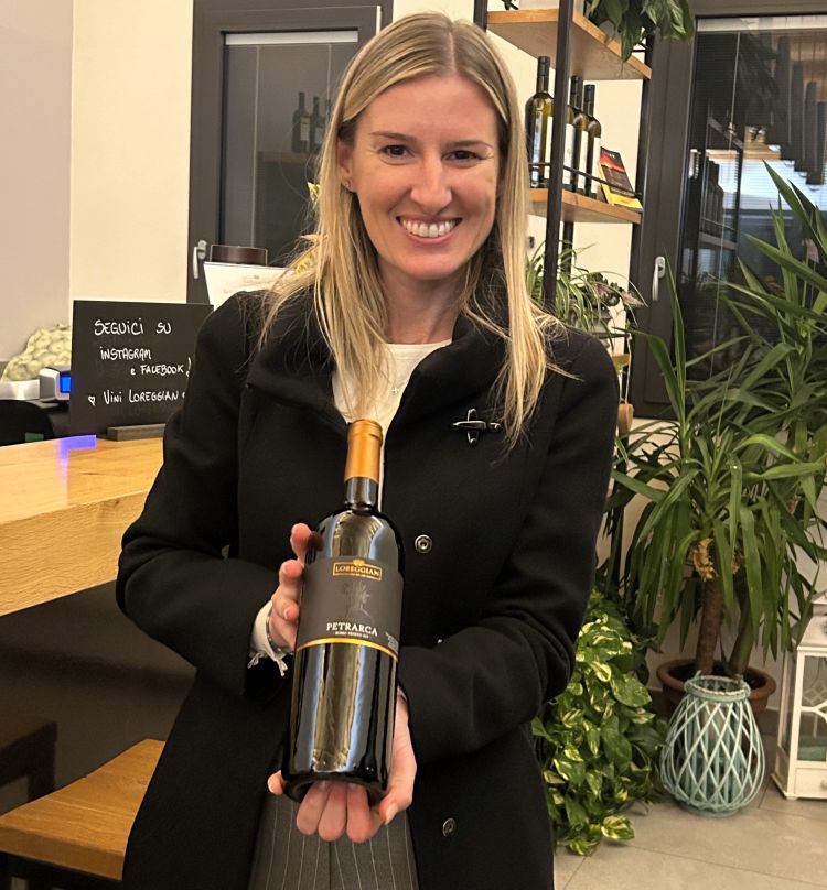 Lisa Loreggian, vicesindaco ed assessore di Arqu&agrave; Petrarca, &egrave; enologa e guida le degustazioni nella cantina di famiglia giunta alla quarta generazione con una produzione di vini identitari del territorio
